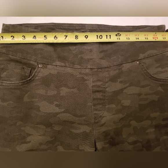 Lee Woman's Sculpting Slim Fit Slim Leg Pull On Jean Camouflage 14 Short - Picture 4 of 6